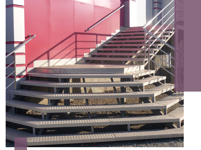 Лестницы для магазина в Тобольске — изготовление и монтаж