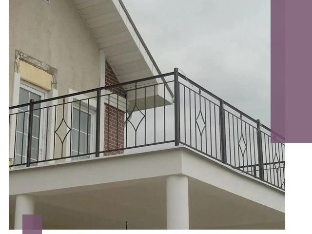 Изготовление балконных ограждений в Тобольске из металла и стекла